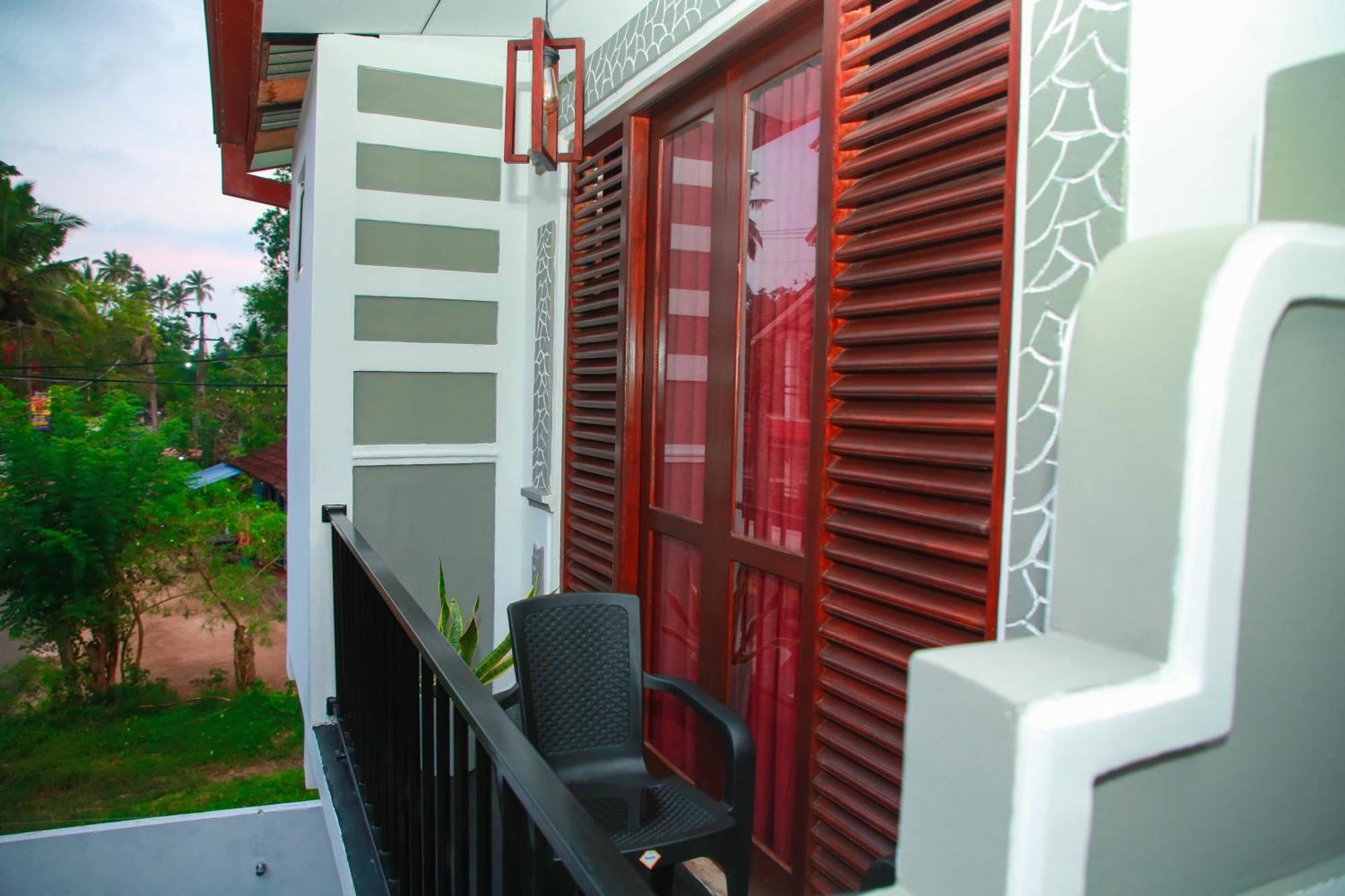Samee Dream Guest Hotel Midigama East Exterior photo